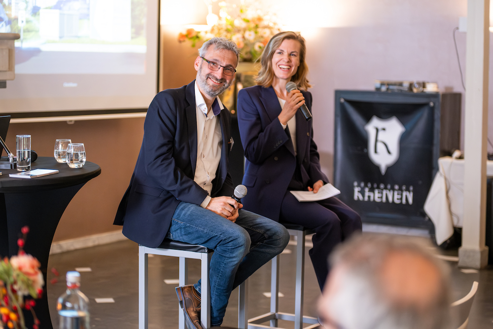 Roelof Kroon van Alfen en dagvoorzitter Irene Rompa spreken op een evenement over cyber security, georganiseerd door HSO.