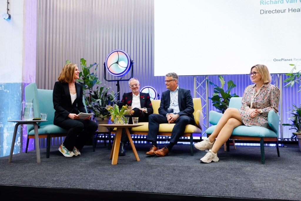 Irene Rompa in gesprek met drie MT-leden van het OnePlanet Research Center tijdens een paneldiscussie.