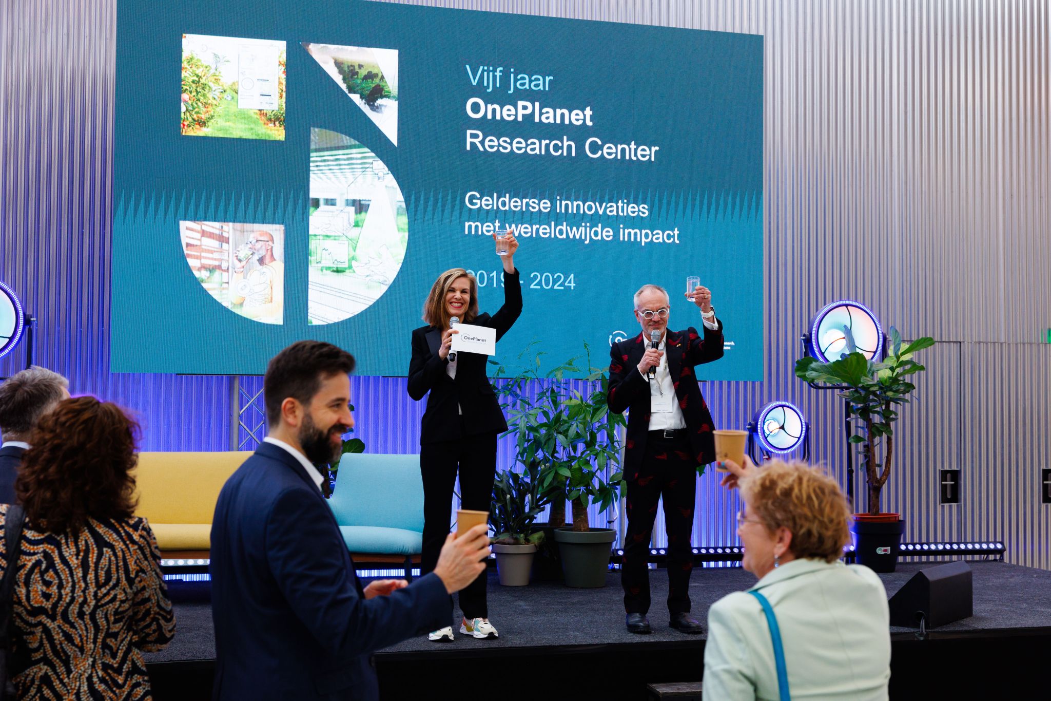Chris van Hoof en Irene Rompa vieren het vijfjarig bestaan van OnePlanet Research Center.